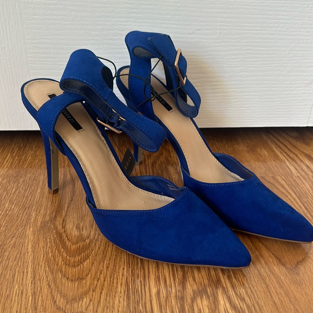Never worn a new with tags, forever 21 blue pumps
